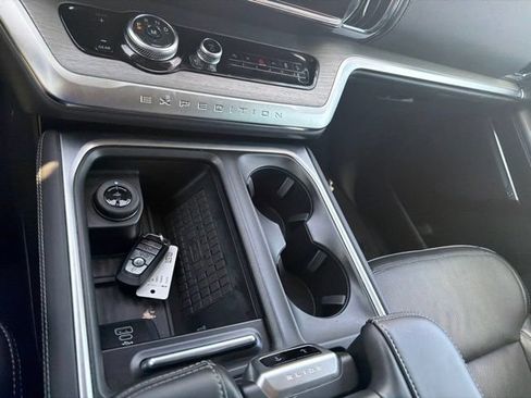 Used 2025 Ford Expedition Platinum AWD/4WD image 28