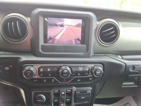 Used 2021 Jeep Gladiator Sport image 17