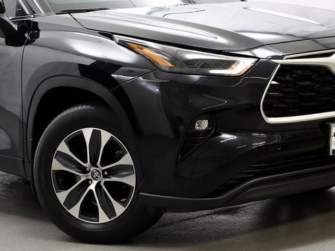 Used 2023 Toyota Highlander XLE image 3