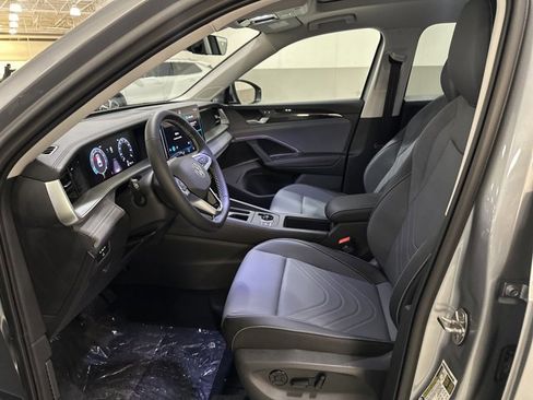 New 2025 Volkswagen Tiguan SE image 16