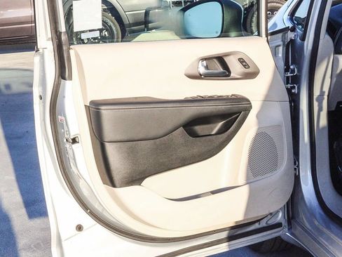 Used 2023 Chrysler Pacifica Touring-L AWD/4WD image 26