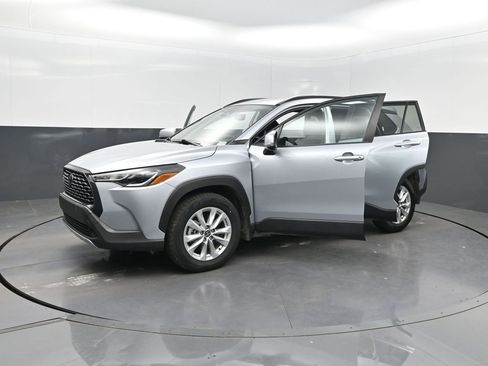 Used 2024 Toyota Corolla Cross LE image 33