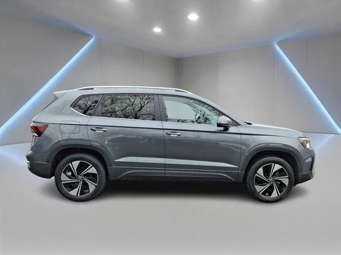 Certified 2025 Volkswagen Taos SE w/ Panoramic Sunroof Package image 4