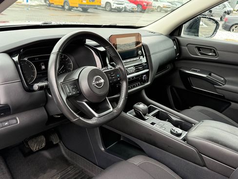 Used 2024 Nissan Pathfinder SV w/ SV Premium Package image 11