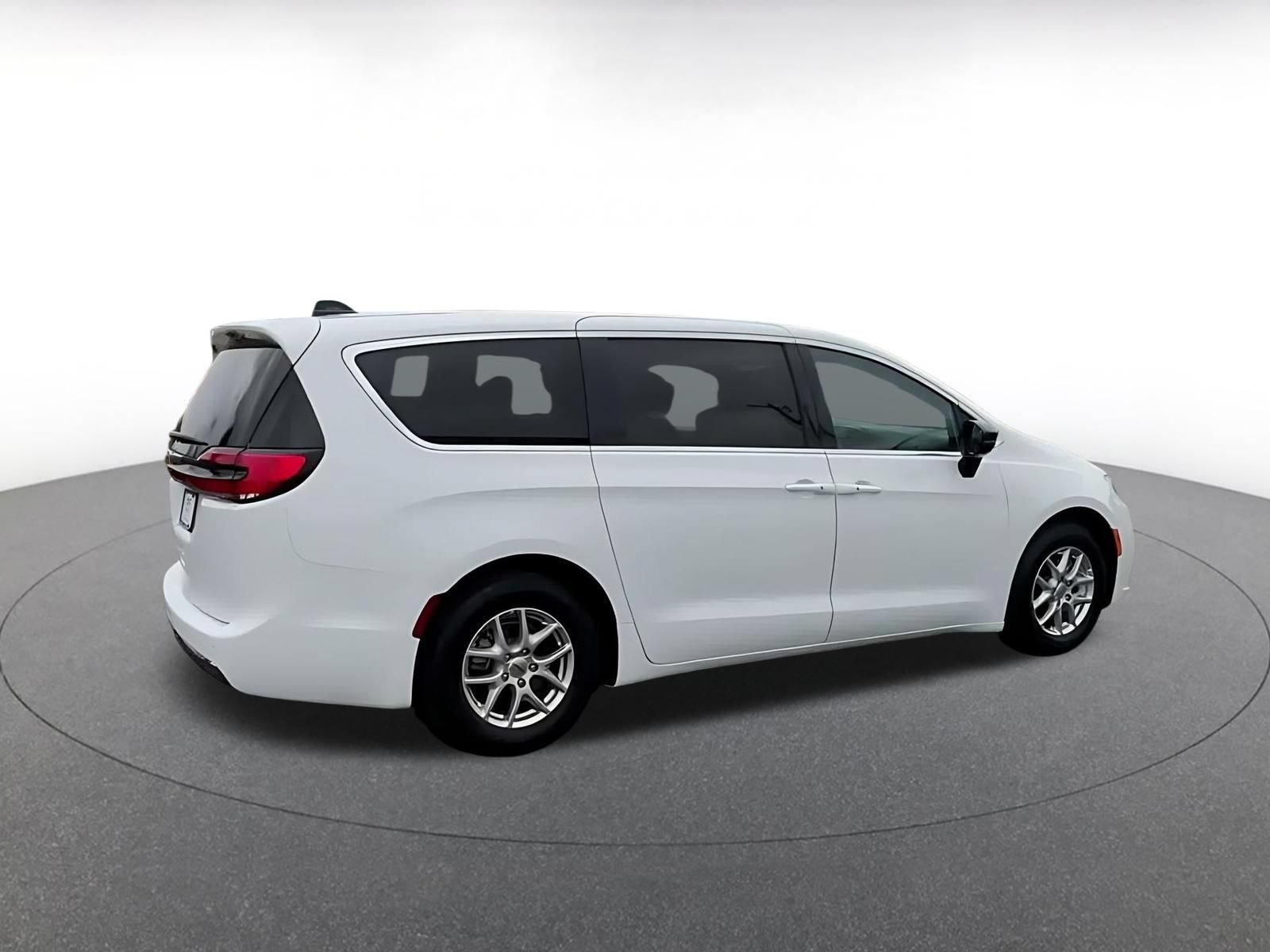 Used 2025 Chrysler Pacifica Select FWD image 14
