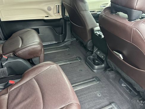 Used 2023 Toyota Sienna Platinum image 18