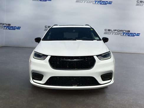 Used 2025 Chrysler Pacifica Premium FWD image 2