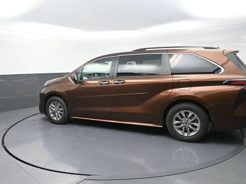 Certified 2022 Toyota Sienna XLE w/ XLE Plus Package AWD/4WD image 55