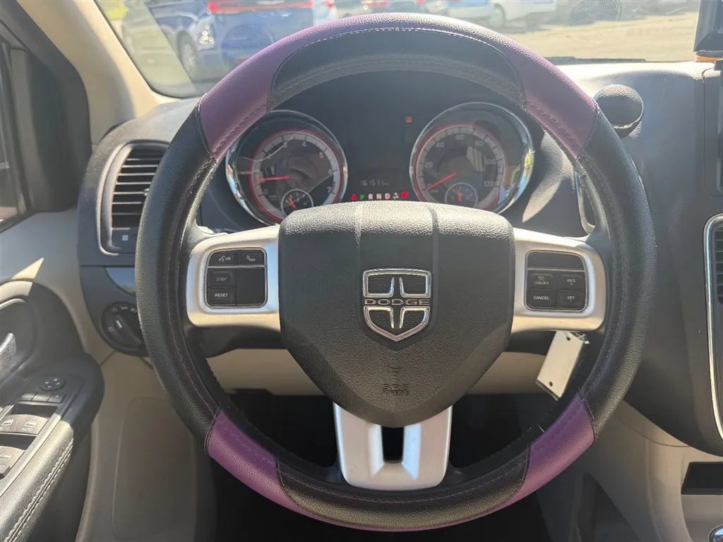Used 2016 Dodge Grand Caravan SXT w/ UConnect Hands-Free Group FWD image 10