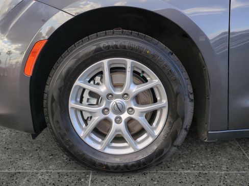 Used 2023 Chrysler Voyager LX image 14