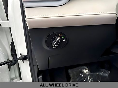 Used 2025 Volkswagen Taos SE w/ Panoramic Sunroof Package image 17