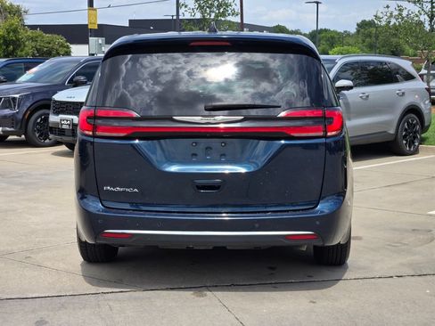 Used 2023 Chrysler Pacifica Touring-L FWD image 13