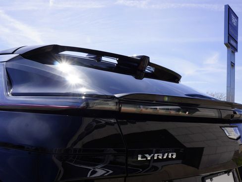 New 2024 Cadillac Lyriq Luxury image 17