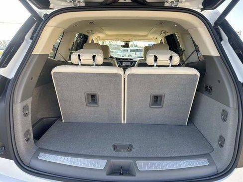 Used 2023 Cadillac XT6 Premium Luxury w/ Technology Package FWD image 11