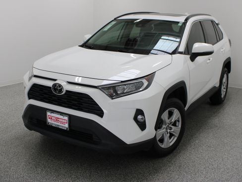 Used 2020 Toyota RAV4 XLE w/ Convenience Package FWD image 2