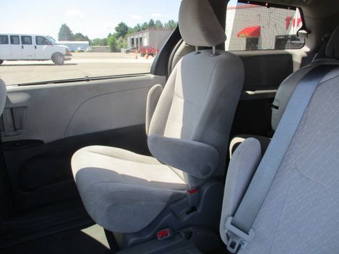 Used 2017 Toyota Sienna LE FWD image 22
