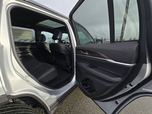 New 2025 Jeep Grand Cherokee Limited image 13