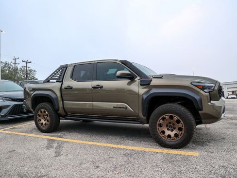 Used 2025 Toyota Tacoma 4x4 Double Cab Hybrid image 7