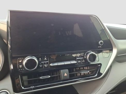 Used 2024 Toyota Highlander Platinum image 23