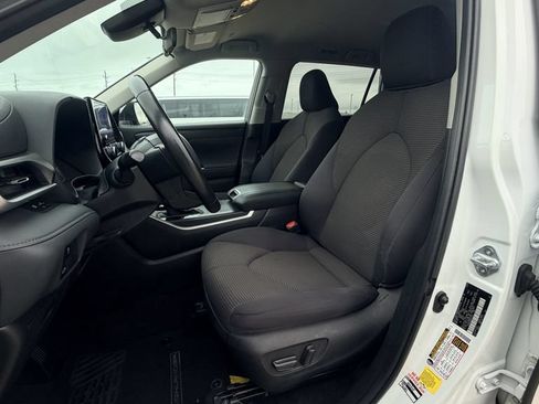 Used 2024 Toyota Highlander LE FWD image 26