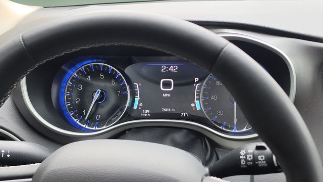 Used 2024 Chrysler Pacifica Touring-L FWD image 10