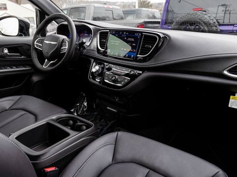 New 2026 Chrysler Pacifica Select AWD/4WD image 30