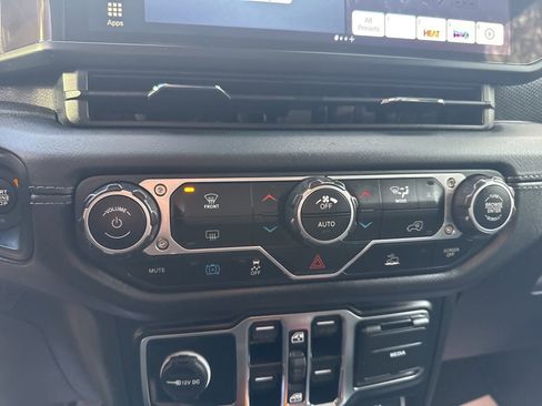 Used 2024 Jeep Wrangler Unlimited Rubicon 4xe image 32