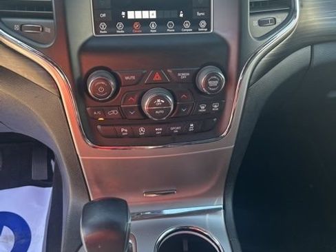 Used 2019 Jeep Grand Cherokee Laredo AWD/4WD image 18