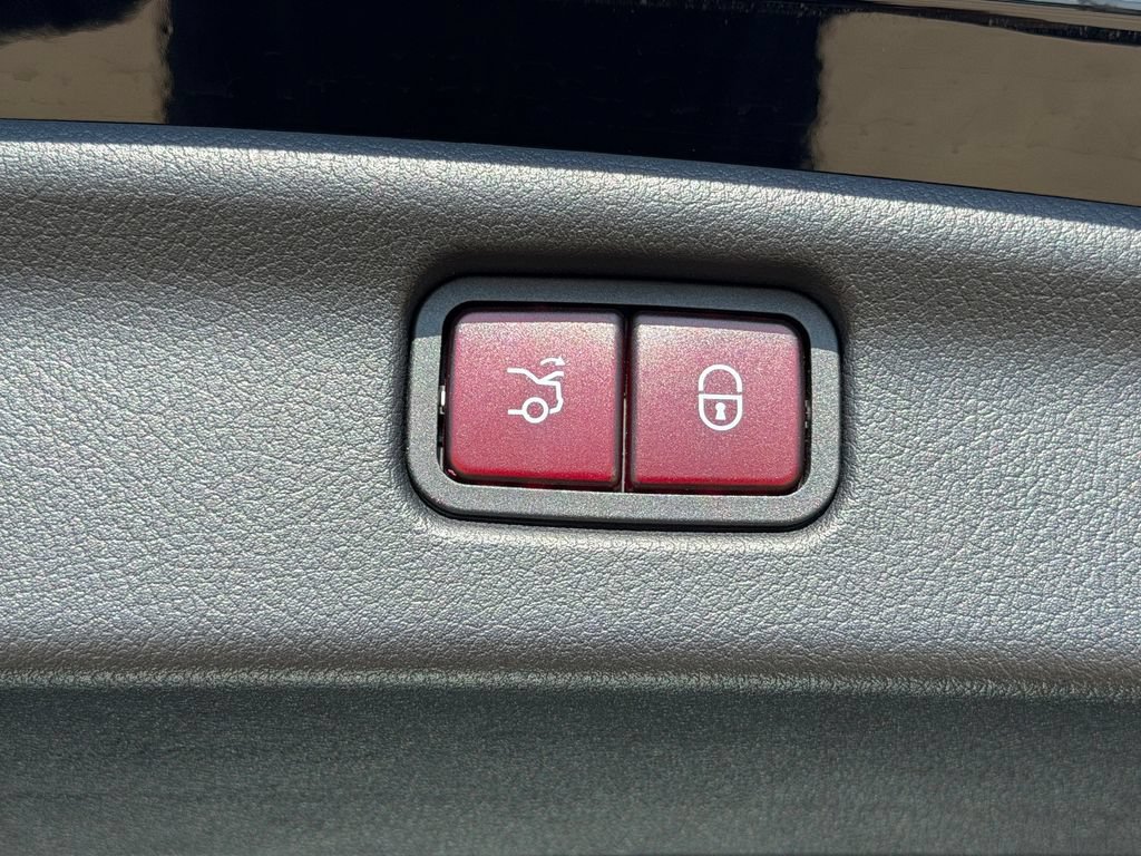Used 2023 Mercedes-Benz C 300 4MATIC Sedan image 8