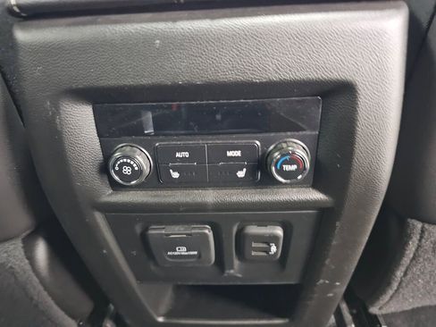 Used 2023 Chevrolet Traverse Premier image 23