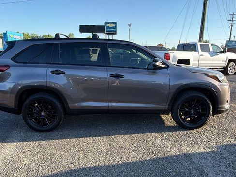 Used 2019 Toyota Highlander SE w/ Nightshade Edition image 4