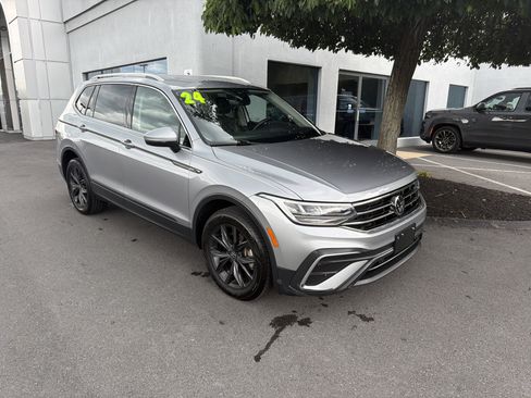 Used 2024 Volkswagen Tiguan SE AWD/4WD image 1