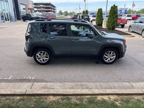 Used 2018 Jeep Renegade Latitude FWD image 6