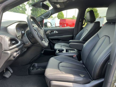 New 2027 Chrysler Pacifica Select FWD image 3