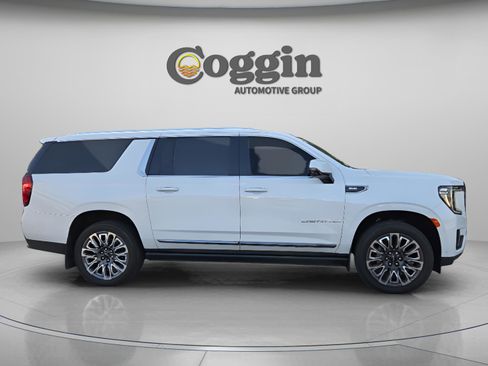 Used 2023 GMC Yukon XL Denali Ultimate w/ LPO, Floor Liner Package AWD/4WD image 6