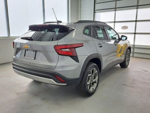 Used 2025 Chevrolet Trax LT w/ LT Convenience Package FWD image 6