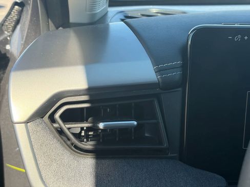 Certified 2025 Nissan Kicks SV image 16