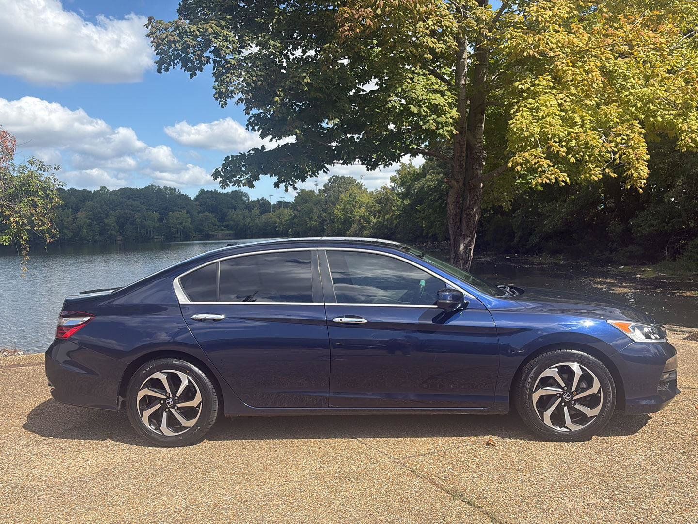 Used 2017 Honda Accord EX image 3