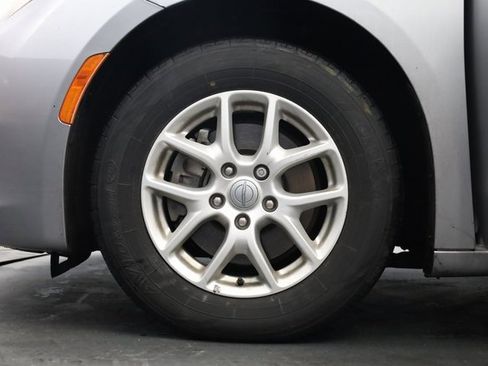 Used 2018 Chrysler Pacifica LX image 7