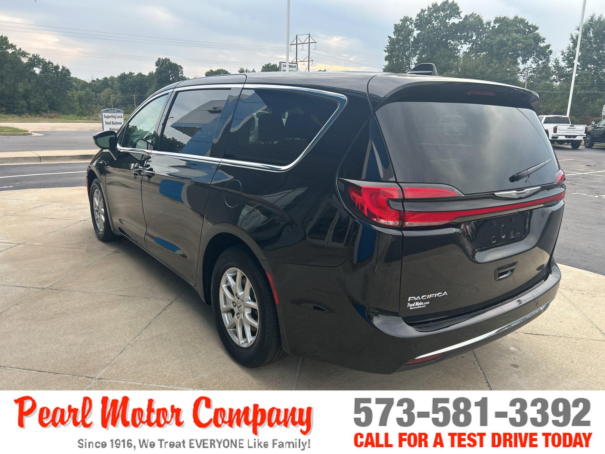 Used 2024 Chrysler Pacifica Touring-L FWD image 6
