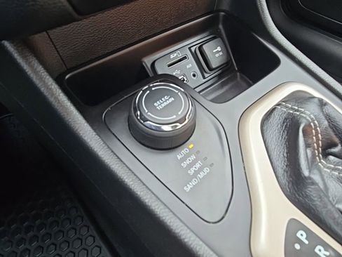 Used 2015 Jeep Cherokee Latitude w/ Comfort/Convenience Group image 22