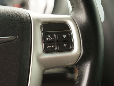 Used 2016 Chrysler Town & Country Touring FWD image 25