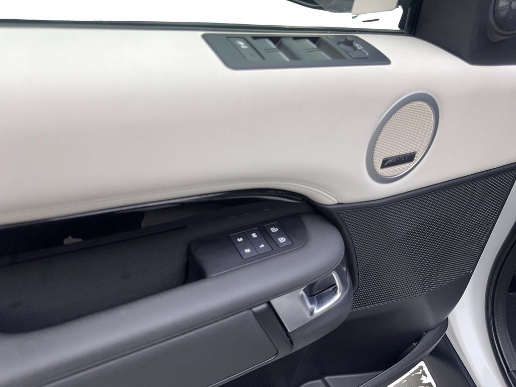 Used 2025 Land Rover Discovery S AWD/4WD image 33