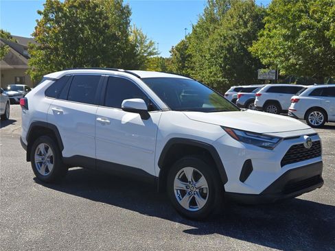 Used 2022 Toyota RAV4 XLE FWD image 5