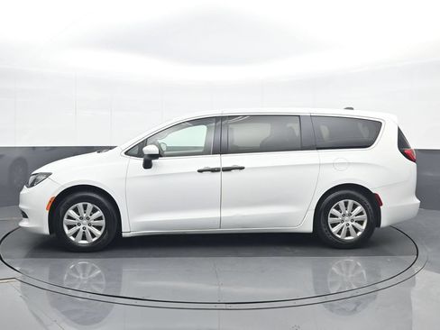 Used 2020 Chrysler Voyager L FWD image 3