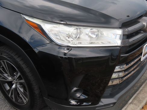 Used 2019 Toyota Highlander LE FWD image 6
