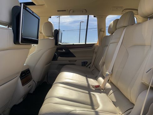 Used 2020 Lexus LX 570 4WD w/ 3rd Row & Luxury Pkg image 32