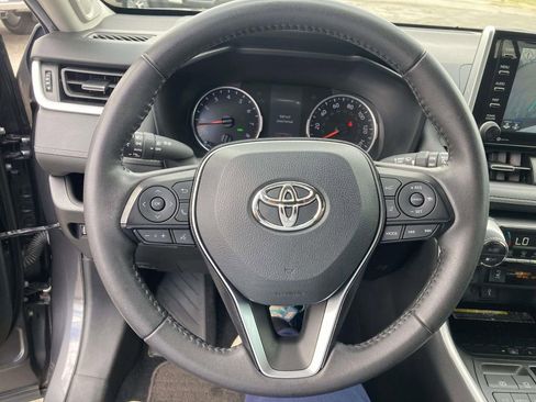 Used 2021 Toyota RAV4 XLE Premium image 31