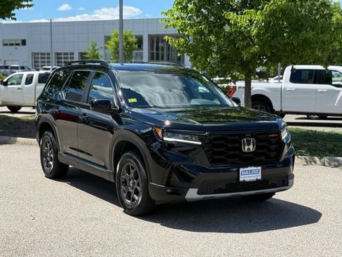Used 2025 Honda Pilot TrailSport image 3