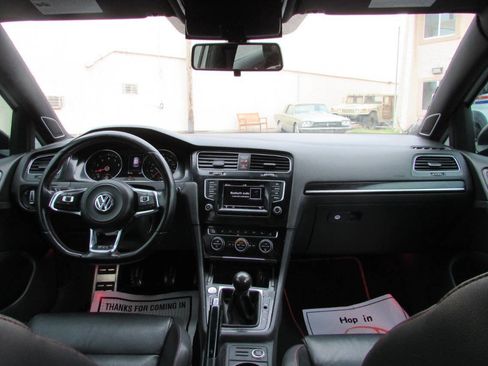 Used 2015 Volkswagen Golf 4-Door FWD image 32